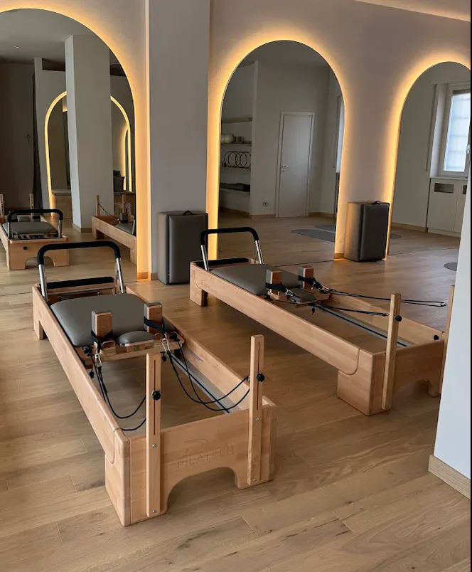 Reformer in legno nella sala Aelisa con specchi retroilluminati